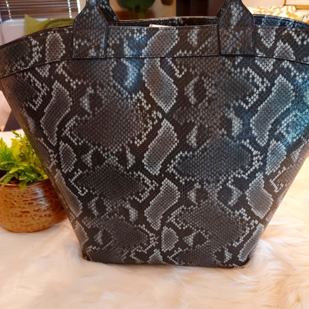 Sam Edelman: Malibu Grey Python Snake Print Bucke… - image 2